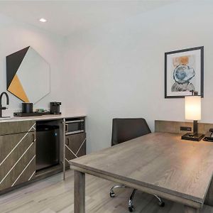 One-Bedroom Corner King Suite Mountain View Hearing Accessible